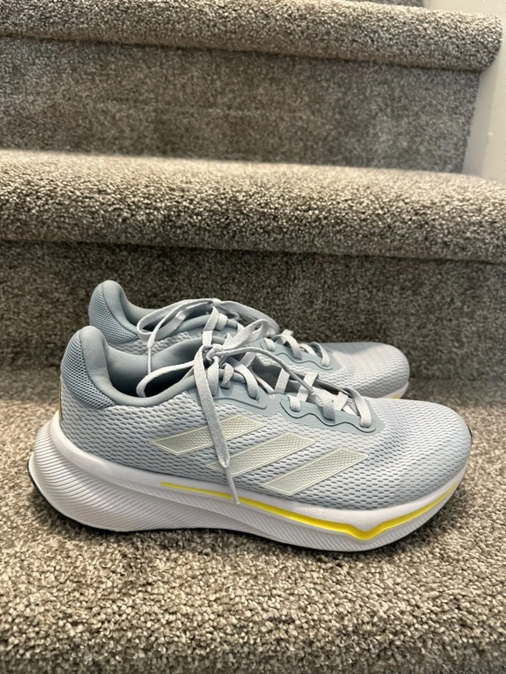 Women's Adidas Response Running Shoe Size 8 - Picture 2 of 4